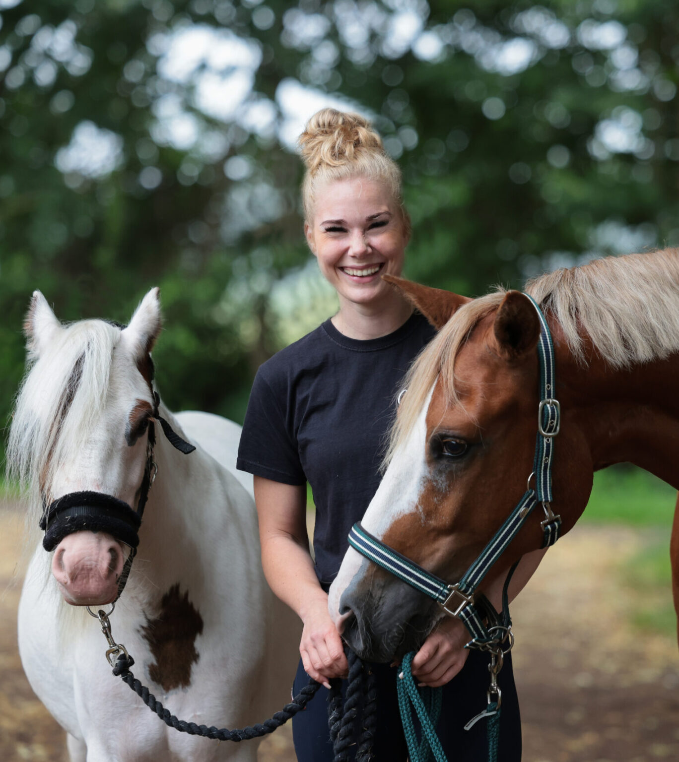 Yabella Grundhaltung in der Reittherapie - Yana Graf als Gründerin von Yabella mit 2 Pferden